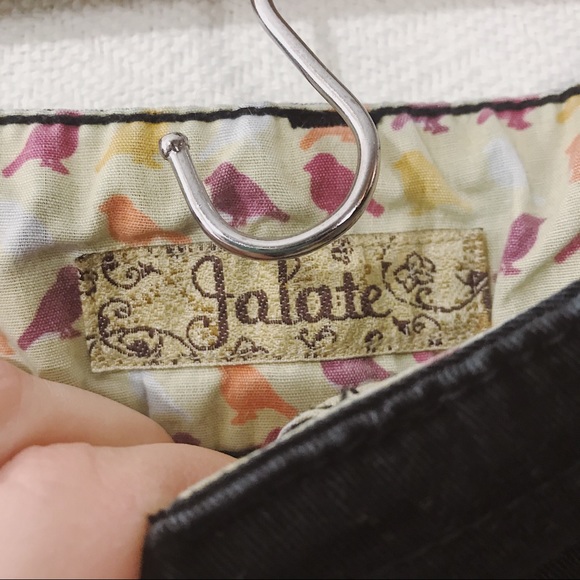 Jalate Mid-Rise Shorts - Black - Picture 4 of 4